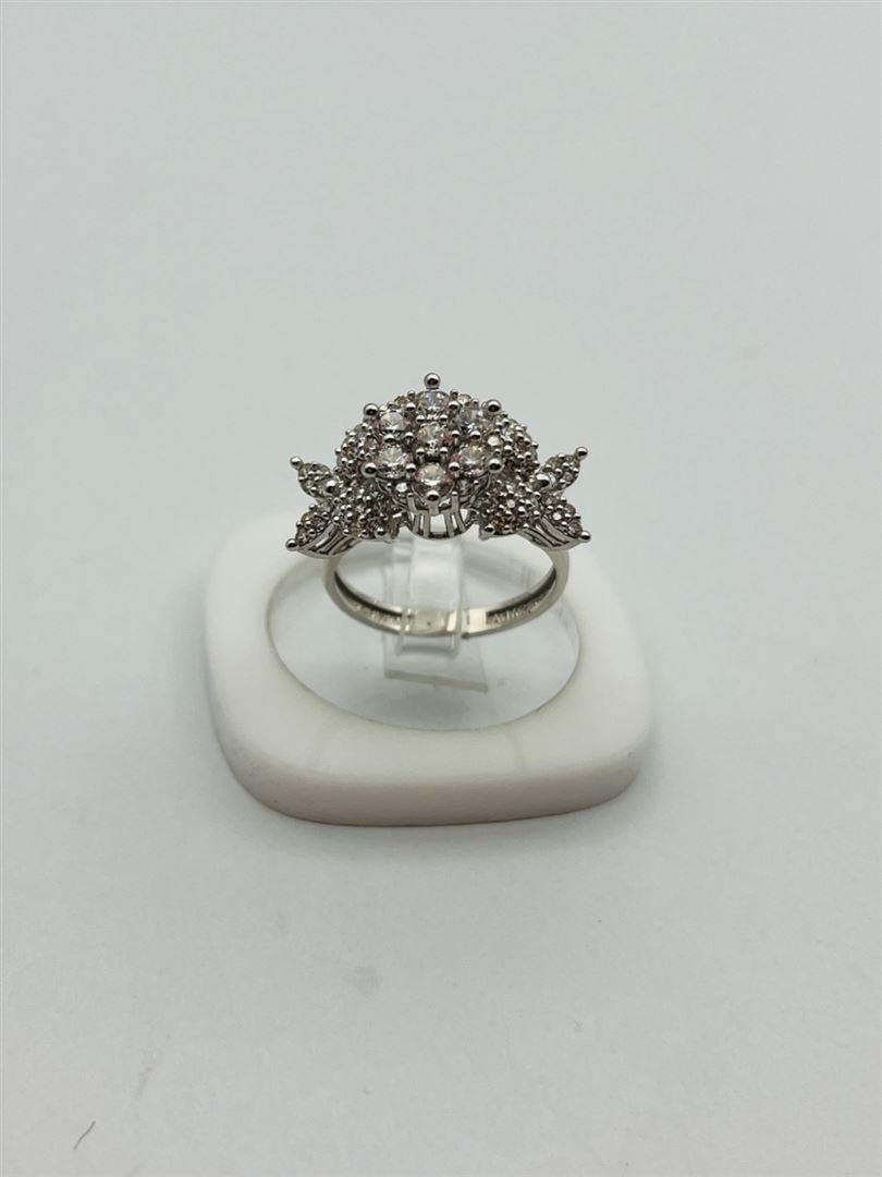 انگشتر طلا 18عیار نگین دار سفید