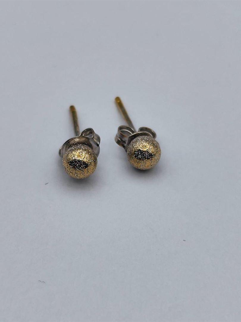 گوشواره طلا 18 عیار گوی شنی سفید 135419